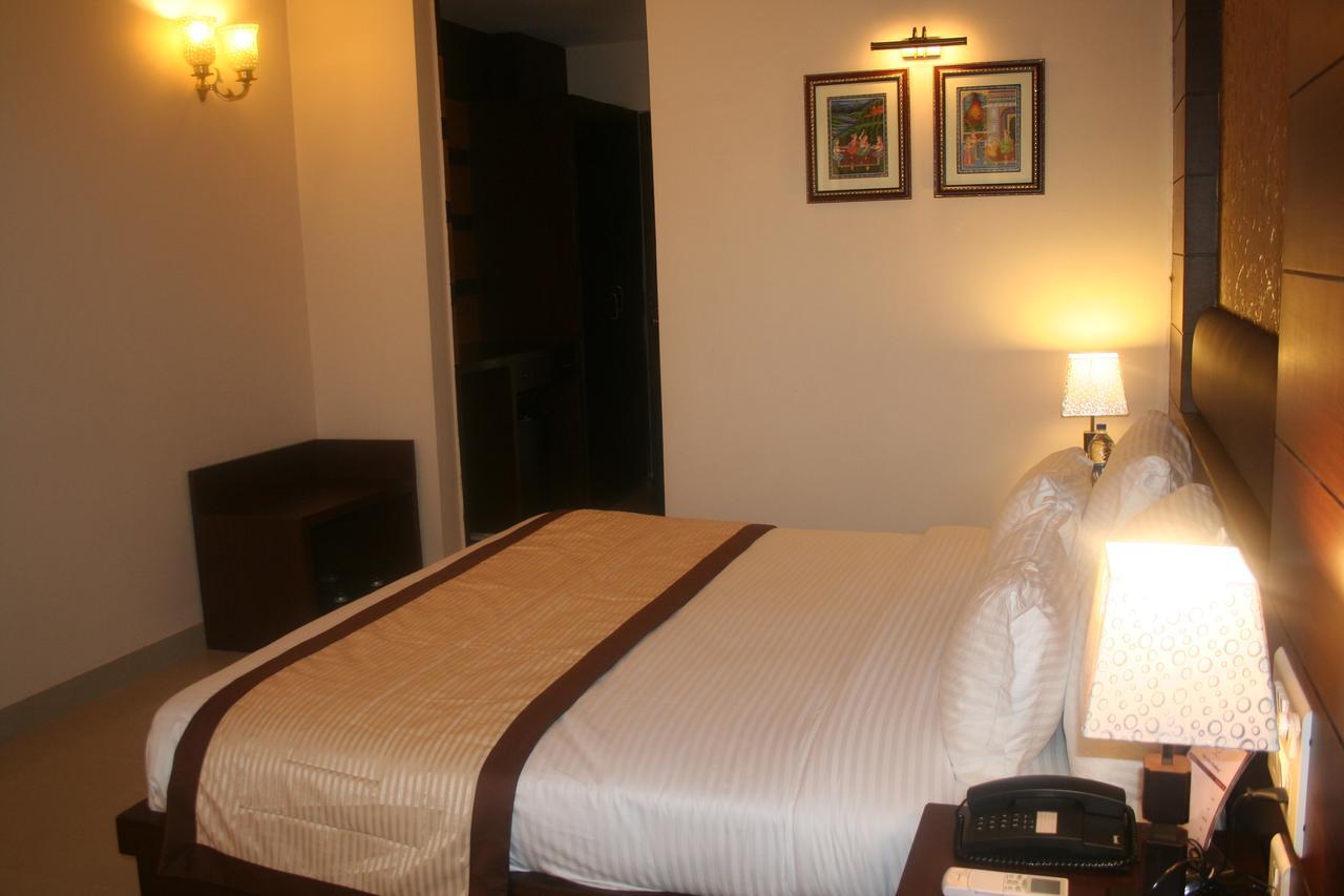 The Royal Retreat Hotel Ранчи Екстериор снимка